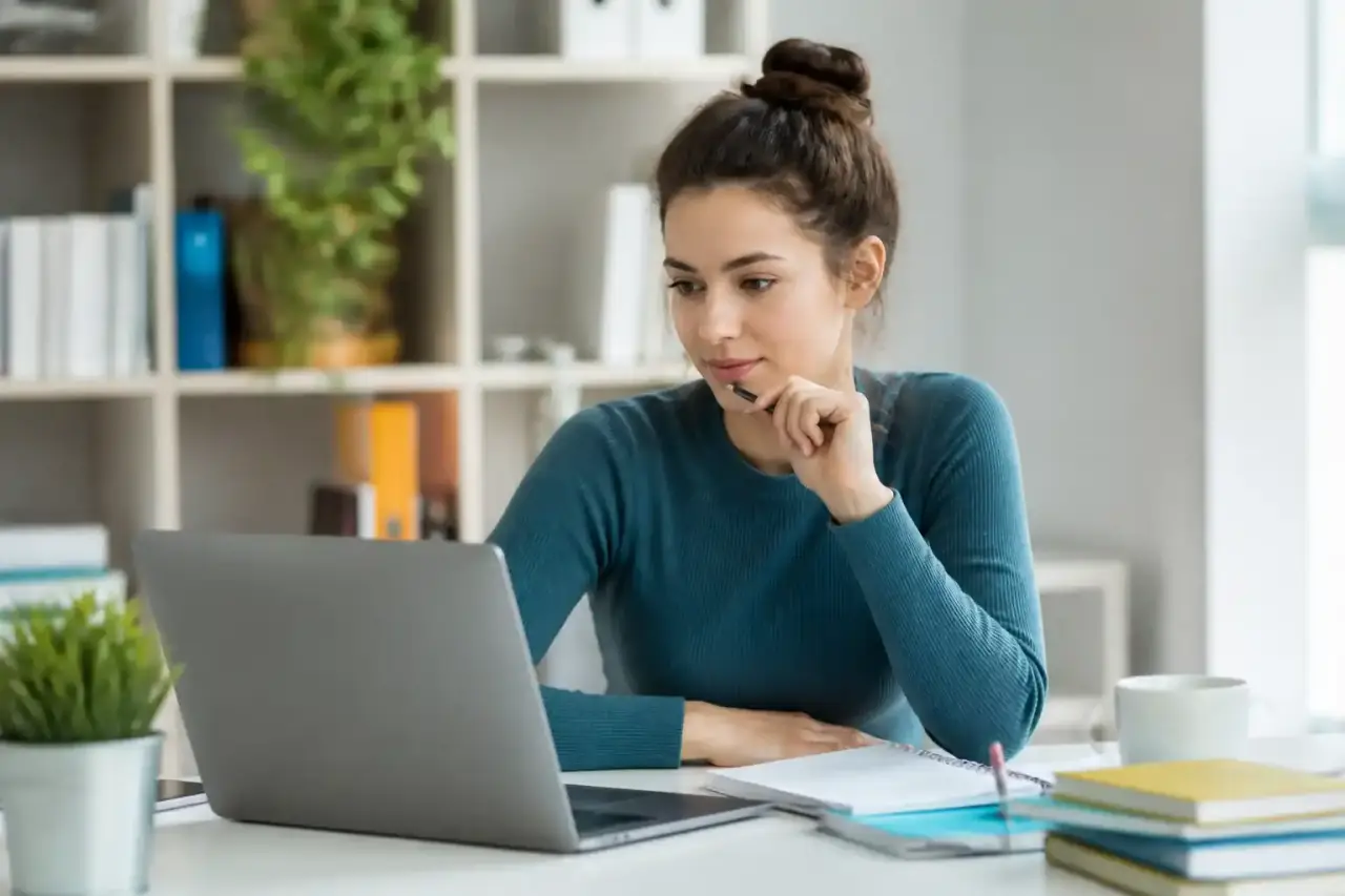 Personne face à plusieurs chemins symbolisant le choix des vœux Parcoursup